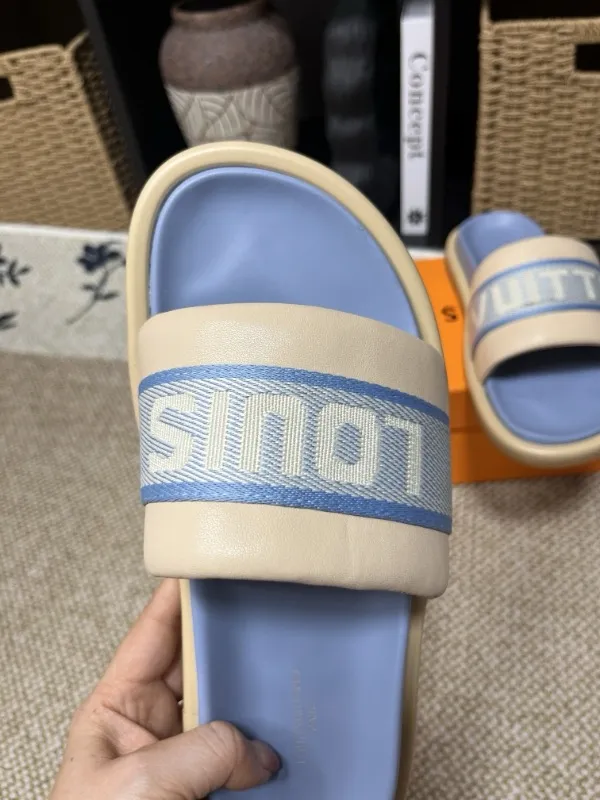 P320💰[New model] Long-term availability, 2025 new model, couple model [LOUlS VUlTTON] comes with drawer box, bag, card, invoice "Louis Vuitton ~ unique modern sandals. 》LV counter purchasing 🏃Men's and women's casual slippers, sold at the same time at the counter, the original old flower material upper is soft and comfortable, (refuses to discolor and rub the feet) sole: original factory special combination original sole, code number: 35--46 4 multiple colors 🉑️ to choose from